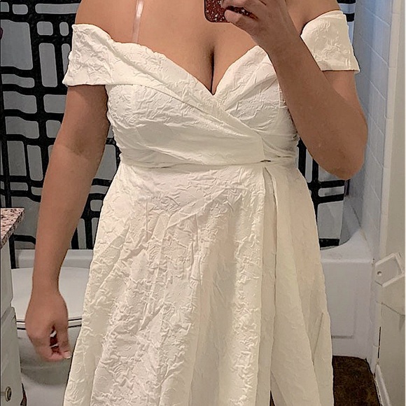 White Gorgeous Tea-Length Bridal dress - Picture 5 of 9